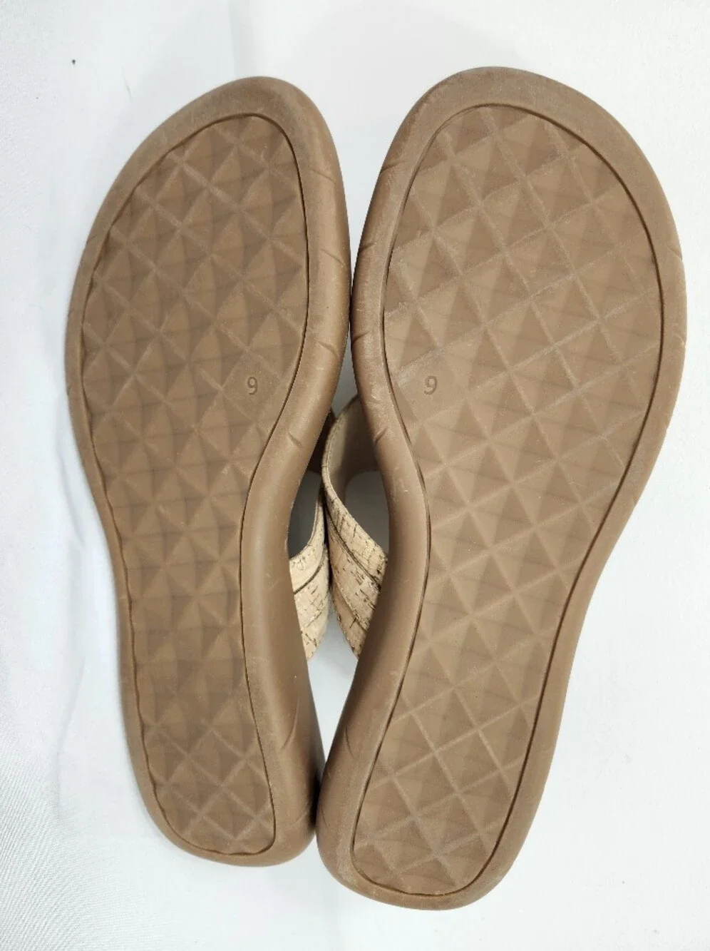 AEROSOLES cork effect